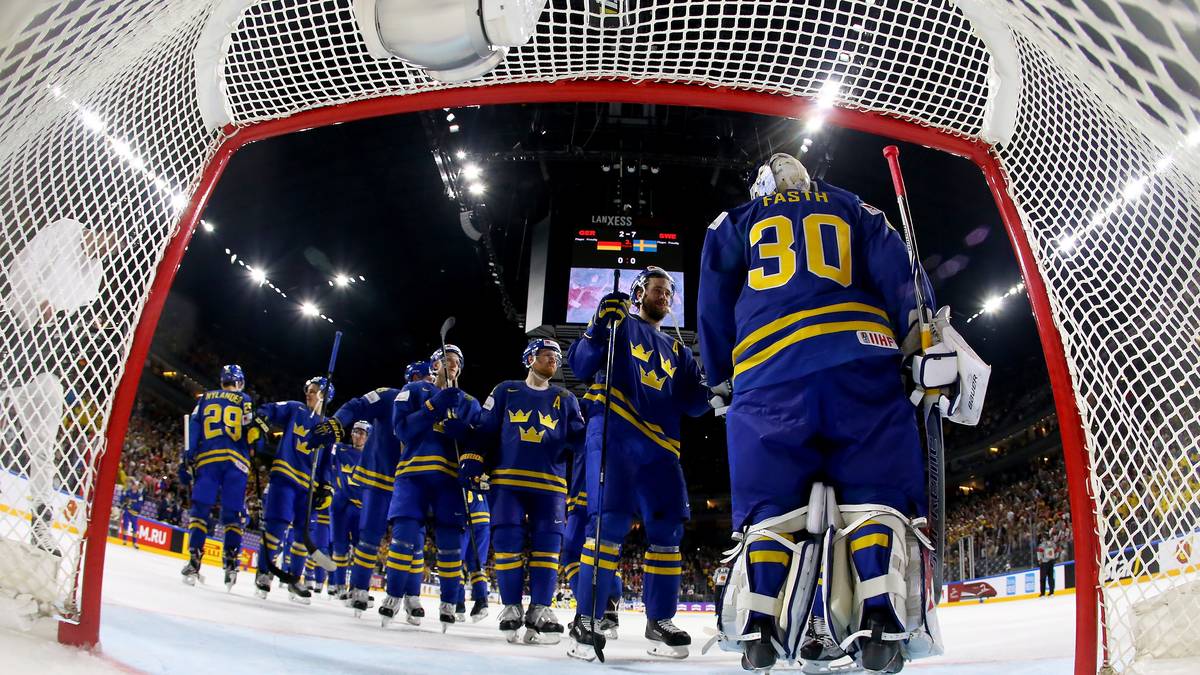 PLATZ 4: SCHWEDEN (4/7): Nach den ersten beiden Spielen gegen Russland (1:2 nach Penaltys) und Deutschland (7:2) wurden die Schweden als Mitfavorit für Gold gefeiert. Die Niederlage gegen die USA war ein kleiner Dämpfer. Doch wer die Schweden kennt, der weiß, dass sie weiter ganz cool ihr Ding durchziehen werden 