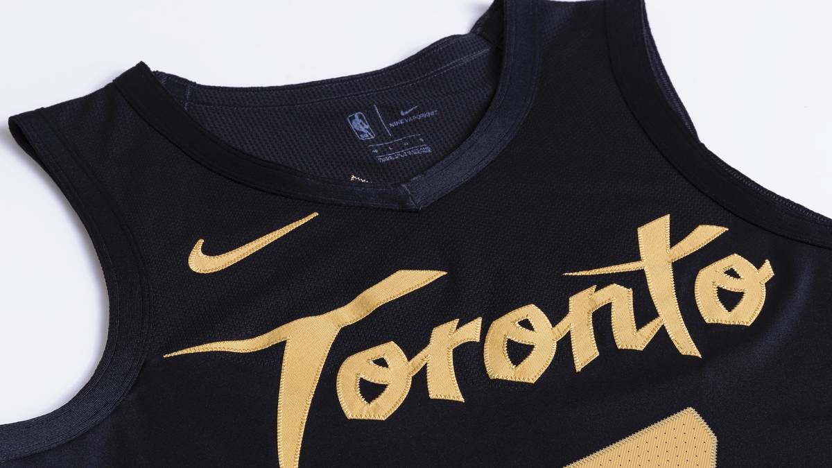 TORONTO RAPTORS: Da die Stadt bereits als kulturelles Zentrum etabliert ist, hat Toronto mit der ersten NBA-Meisterschaft das Team auf eine neue Ebene der globalen Anerkennung gehoben. "Toronto" über der Brust verweist auf die Wortmarke "Raptors" aus dem Originaltrikot des Teams - eine brillante Mischung aus Vergangenheit und Zukunft