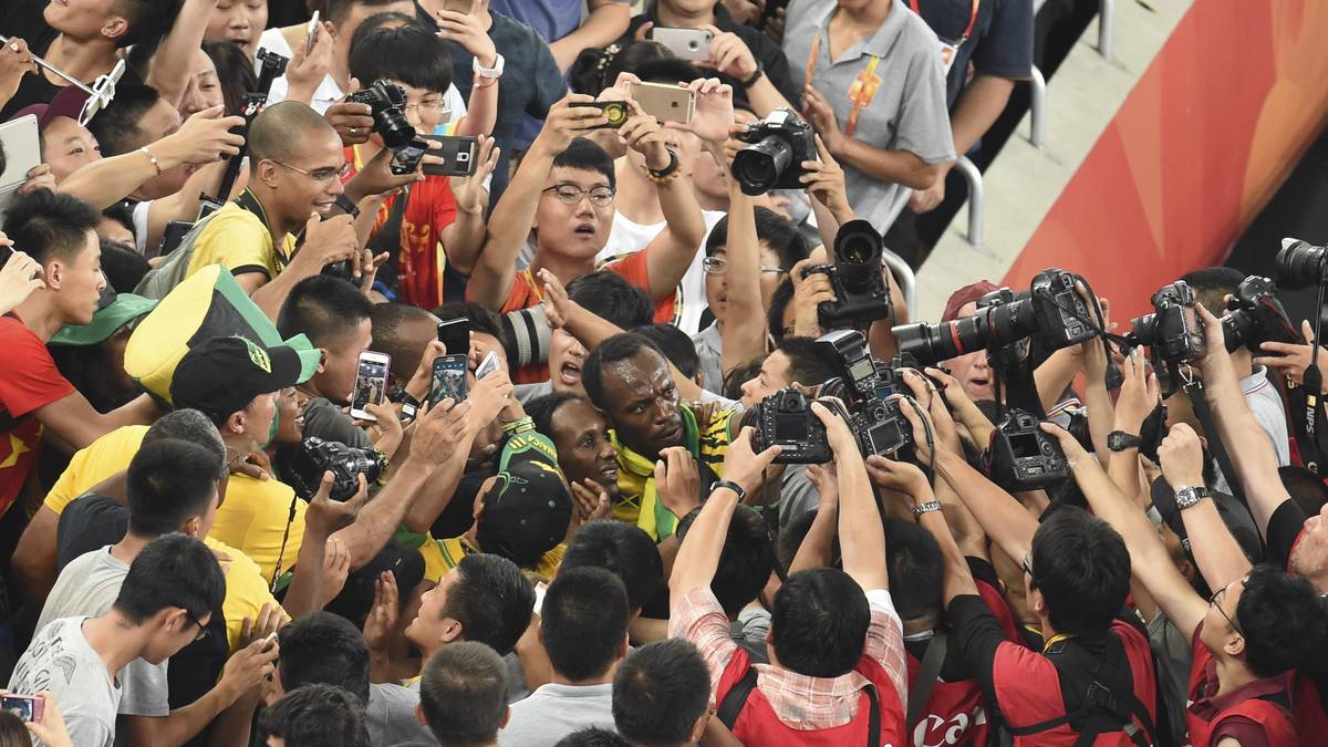 Die gute Laune lässt sich Bolt davon nicht nehmen und feiert mit seinen Fans