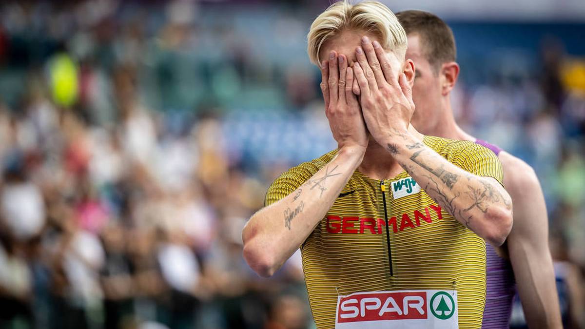 Robert Farken steht trotz seines Sturzes im Vorlauf im Finale über die 1500 Meter bei der Leichtathletik-EM in Rom