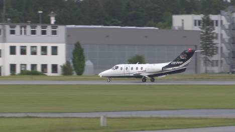 Königstranfer Leroy Sané ist mit einem Privatjet in der Nähe von München gelandet und auf dem Weg in die Innenstadt.