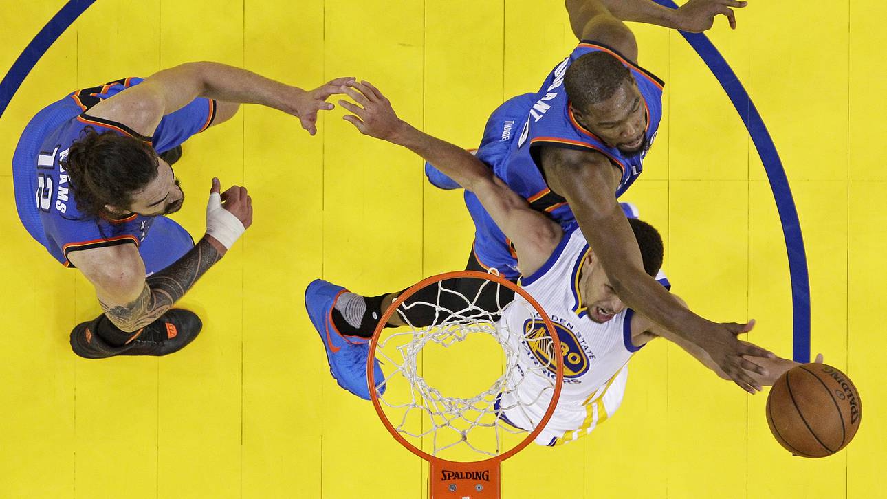 Golden States Superstar Steph Curry wird von Matchwinner Kevin Durant abgeräumt