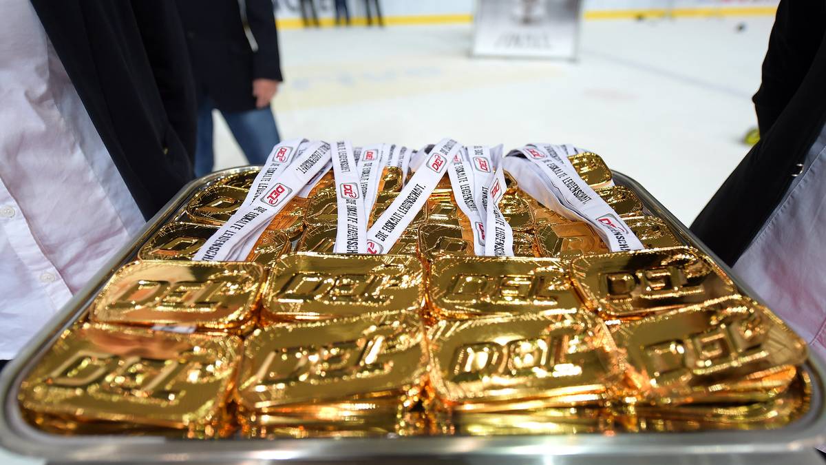 Danach werden diese goldenen Medaillen überreicht