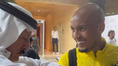 Fabinho hat sein Debüt für Al-Ittihad in Saudi-Arabien gegeben. Nach dem Spiel wird er von einem Journalisten aber nicht etwa interviewt, sondern kriegt eine teure Uhr geschenkt. 