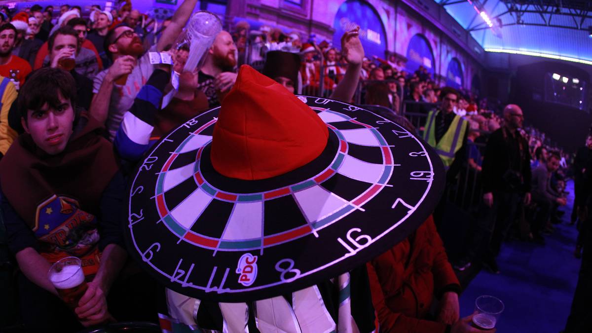 Gefährlicher Hut bei einer Darts-WM. Wenn das mal nicht schief geht