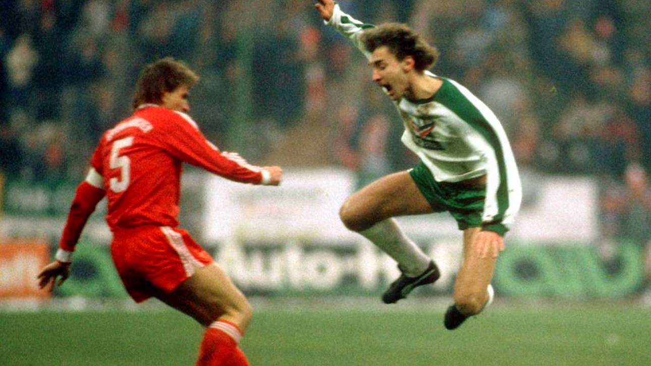 Klaus Augenthaler (li.) foult Rudi Völler (re.), der danach 5 Monate ausfällt