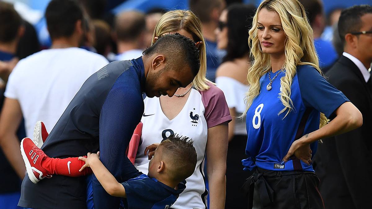 Payet kehrte danach für ein Jahr auf seine Heimatinsel zurück und arbeitete als Hemdenverkäufer. Ging danach zurück nach Frankreich und über Umwege in die Premier League. Er hat mit seiner Frau Ludivine drei Kinder