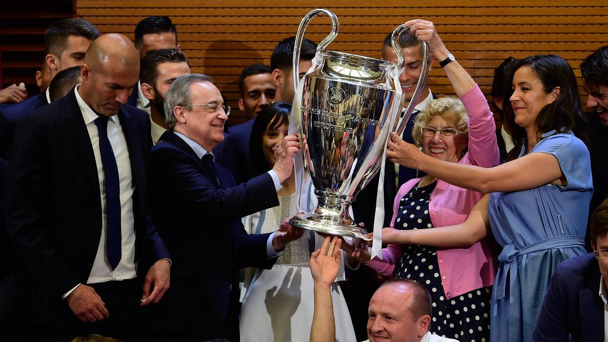 Erste Station der Titelträger ist das Regierungsgebäude an der Puerta del Sol. Stolz präsentiert Real-Präsident Florentino Perez die Trophäe der Bürgermeisterin von Madrid, Manuela Carmena
