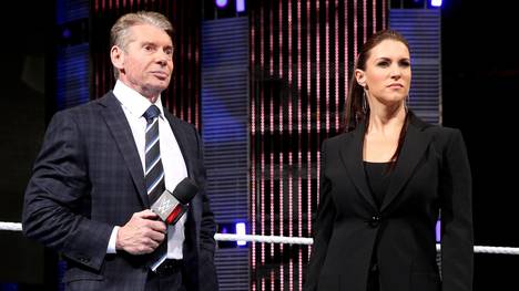 Stephanie McMahon (r.) ersetzt Vater Vince während des Sex-Skandals an der WWE-Spitze