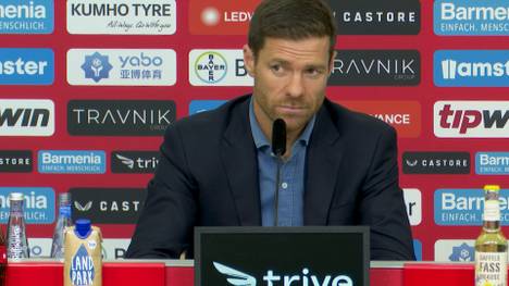 Xabi Alonso hat im Jahr 2017 bei Bayern München seine ruhmreiche Karriere als aktiver Fußballer beendet. Bei der Frage nach einem Comeback auf dem Platz kann der Werkself-Coach nur schmunzeln.