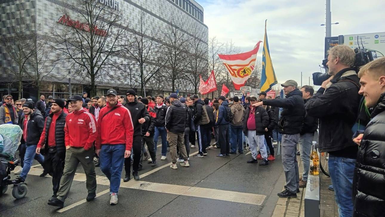 Tausende Fans protestieren in Leipzig