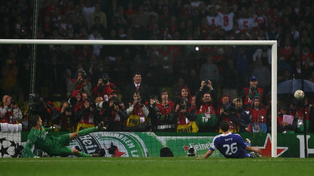 Beim entscheidenden Strafstoß rutscht Chelsea-Kapitän John Terry weg, der Ball geht am Tor vorbei. Anschließend vergibt auch Nicolas Anelka, ManUnited gewinnt die Champions League. Michael Ballack bricht am Mittelkreis zusammen und beendet einige Jahre später seine Karriere ohne einen Titel in der Königsklasse
