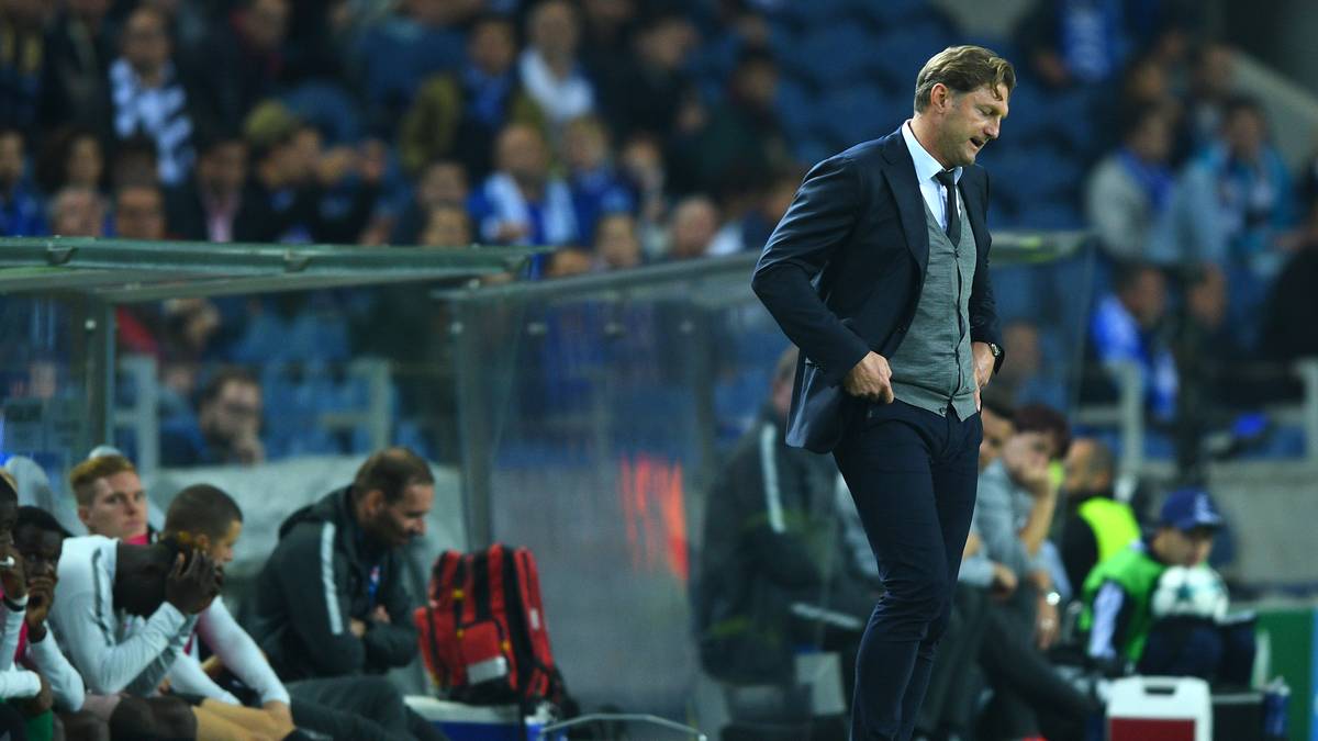 Trainer Ralph Hasenhüttl versucht der Erschöpfung nach zwei Fights in Unterzahl gegen Bayern entgegenzuwirken, lässt unter anderem Timo Werner auf der Bank - seine Rotation geht aber nach hinten los. Die SPORT1-Einzelkritik