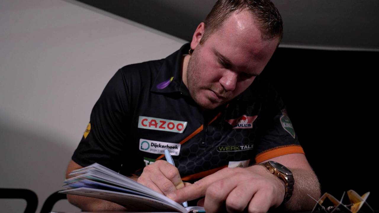 Darts WM 2023: Dirk van Duijvenbode schreibt ins SPORT1-Freundschaftsbuch