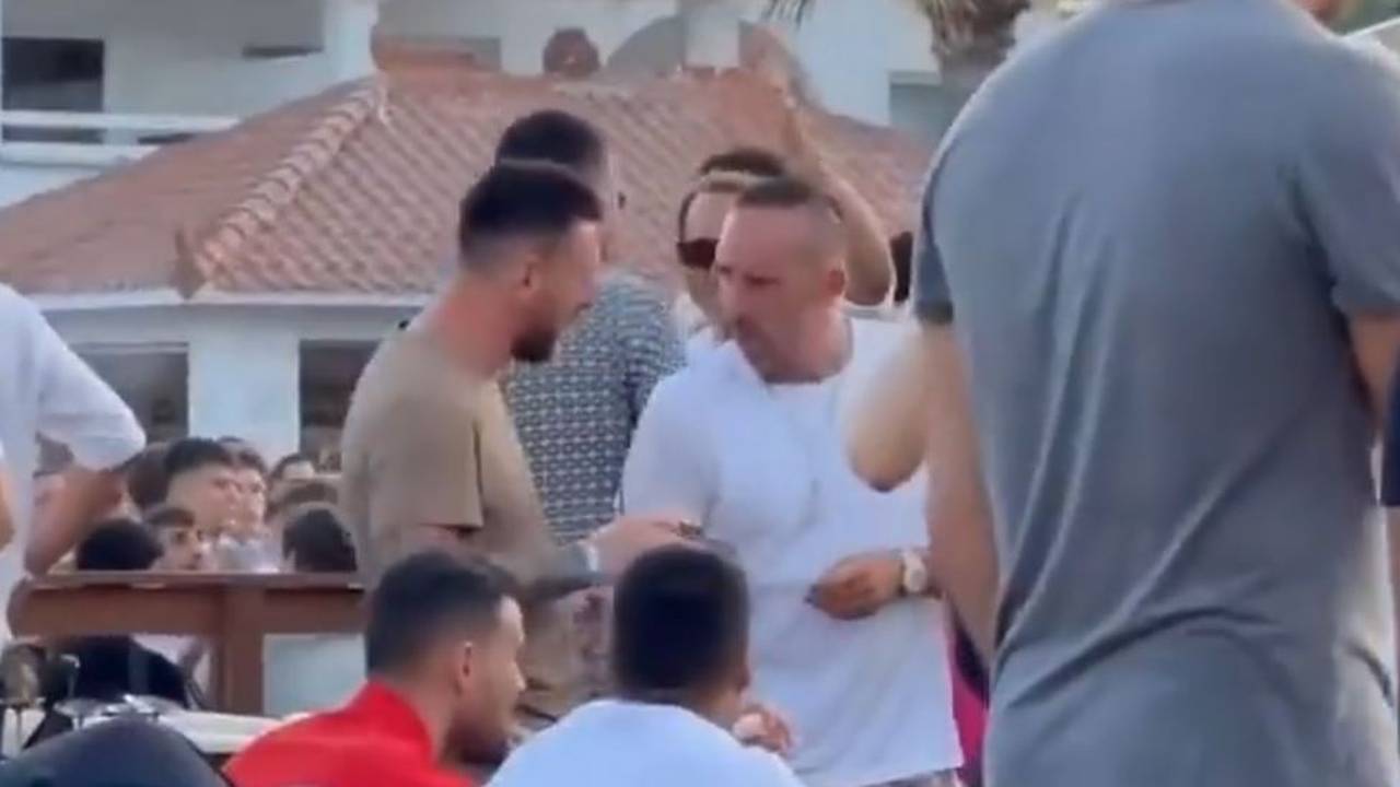 Lionel Messi und Franck Ribéry unterhalten sich während einer Party auf Ibiza