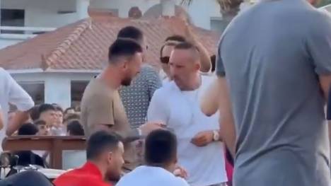 Bei einer Party auf Ibiza treffen sich die beiden Superstars Lionel Messi und Franck Ribéry. Man kann aber nur spekulieren, worüber sich die beiden so lange unterhalten.