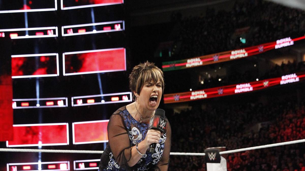EXCUSE ME! Vickie Guerrero, Witwe des großen Eddie Guerrero, später geniale Hassfigur als General Managerin bei WWE, lässt sich den Rumble auch nicht nehmen