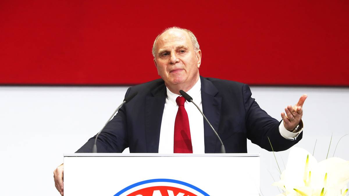 ""Ich musste lernen, wenn man einen Ball im Spiel irgendwo in die Gegend bolzt, heißt das Packing. Das wirkliche Leben ist auf dem Platz, und weiterhin sind die Tore 7,32 m groß - und da muss er rein." (Hoeneß über den Vorwurf, der FC Bayern sei nicht modern)