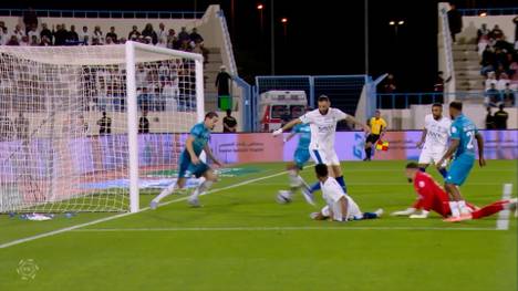 Karim Benzemas Debüt bei Al Hilal verlief grandios. In seinem ersten Startelfeinsatz erzielte der französische Stürmer drei Tore und trug maßgeblich zum 6:0-Sieg gegen Al Okhdood bei.