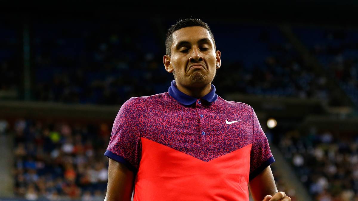 US OPEN, 2014: Seinen ersten Negativauftritt auf der großen Bühne hat Kyrgios in der ersten Runde der US-Open. Gegen Mikhail Youzhny wird er drei Mal verwarnt - unter anderem wegen Fluchens und Zertrümmerns eines Schlägers. Knapp vermeidet er die vierte Verwarnung, was die erste Disqualifikation bei einem Grand Slam seit 1995 nach sich gezogen hätte