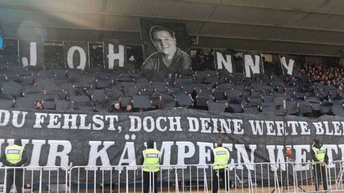 Ganz viel Gefühl zeigten auch die Fans von Darmstadt 98. Das Spiel gegen den FC Augsburg stand ganz im Zeichen der Trauer um Jonathan Heimes, dem die Anhänger mit einer Choreo gedachten
