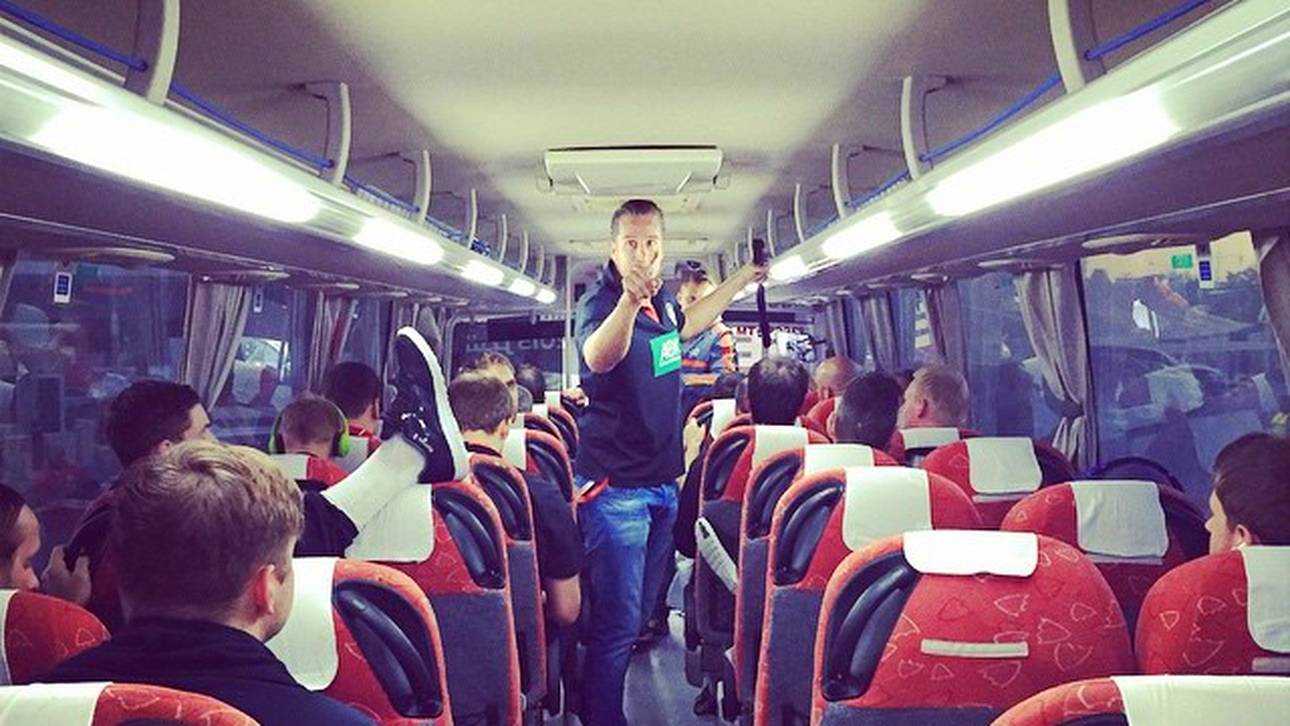 Mimi Kraus schickt ein Bild des DHB-Teams aus dem Bus