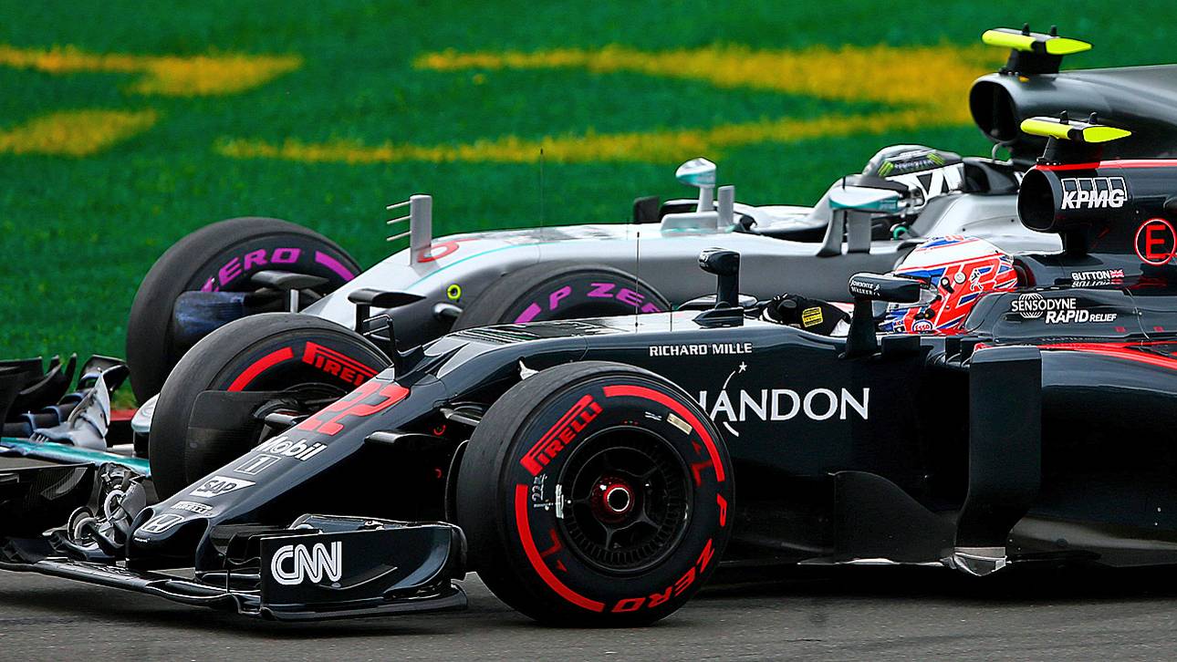 Kommen sich Jenson Button (vorne) und Nico Rosberg in Abu Dhabi noch mal so nahe wie beim Kanada-GP im Juni?