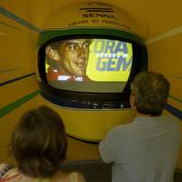 Ayrton Senna verstarb vor 30 Jahren. Nun führt er mithilfe einer KI-Stimme durch seine eigene Ausstellung.