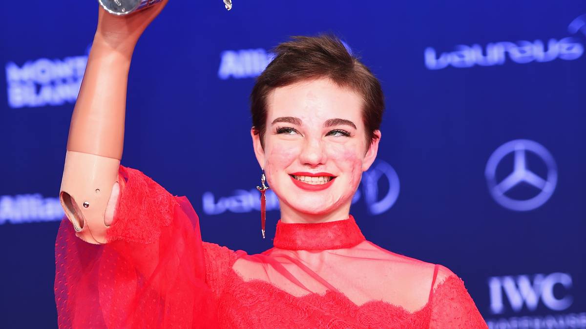 Die erst 19-Jährige Rollstuhl-Fechterin Beatrice Vio erscheint ganz in rot und strahlend schön wie eine Lady in Monaco. Bei den Paralympics in Rio holte die Italienerin ohne Arme und Beine eine Gold- und eine Bronzemedaille. Für diesen Triumph gab es den Laureus Award