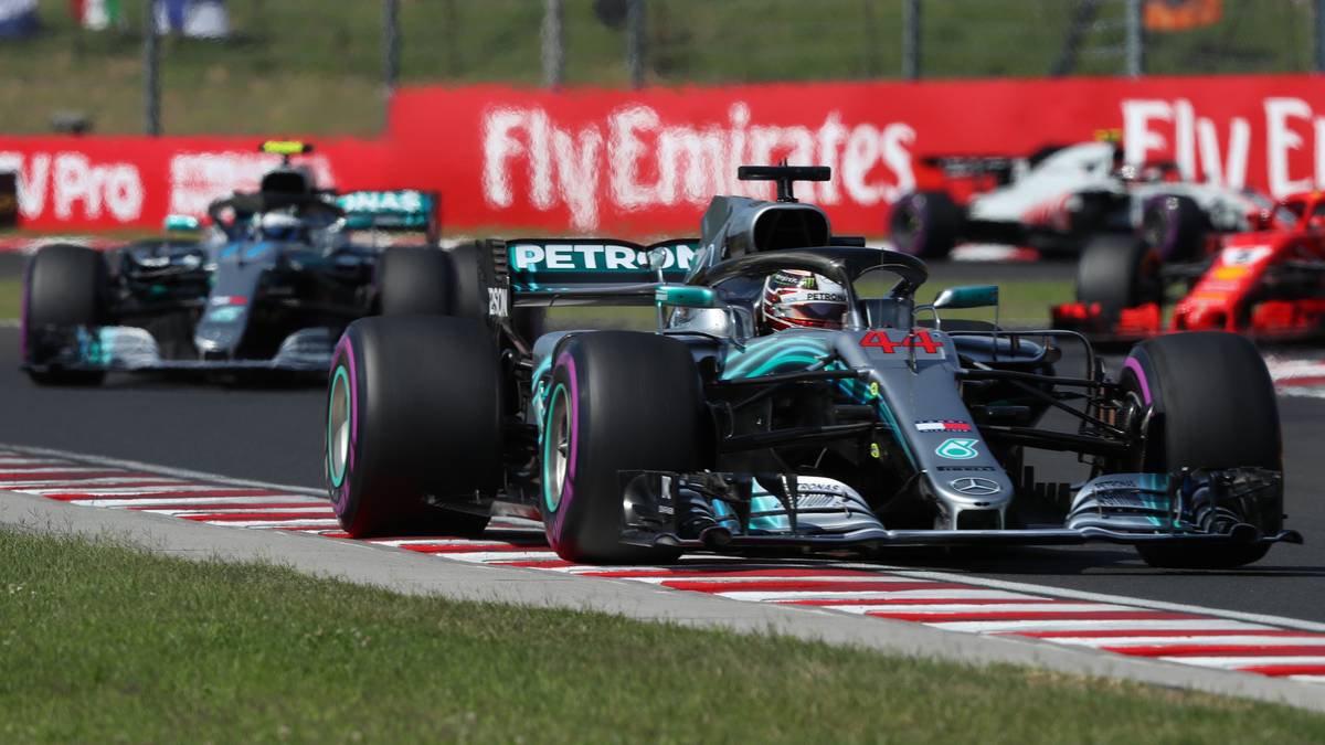 Hamilton fährt sich einen komfortablen Vorsprung heraus. Dahinter erfüllt Bottas seinen Job und hält Vettel auf Distanz