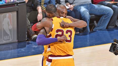 Treffen zweier Superstars: LeBron James (v.) und Kobe Bryant umarmen sich vor dem Spiel