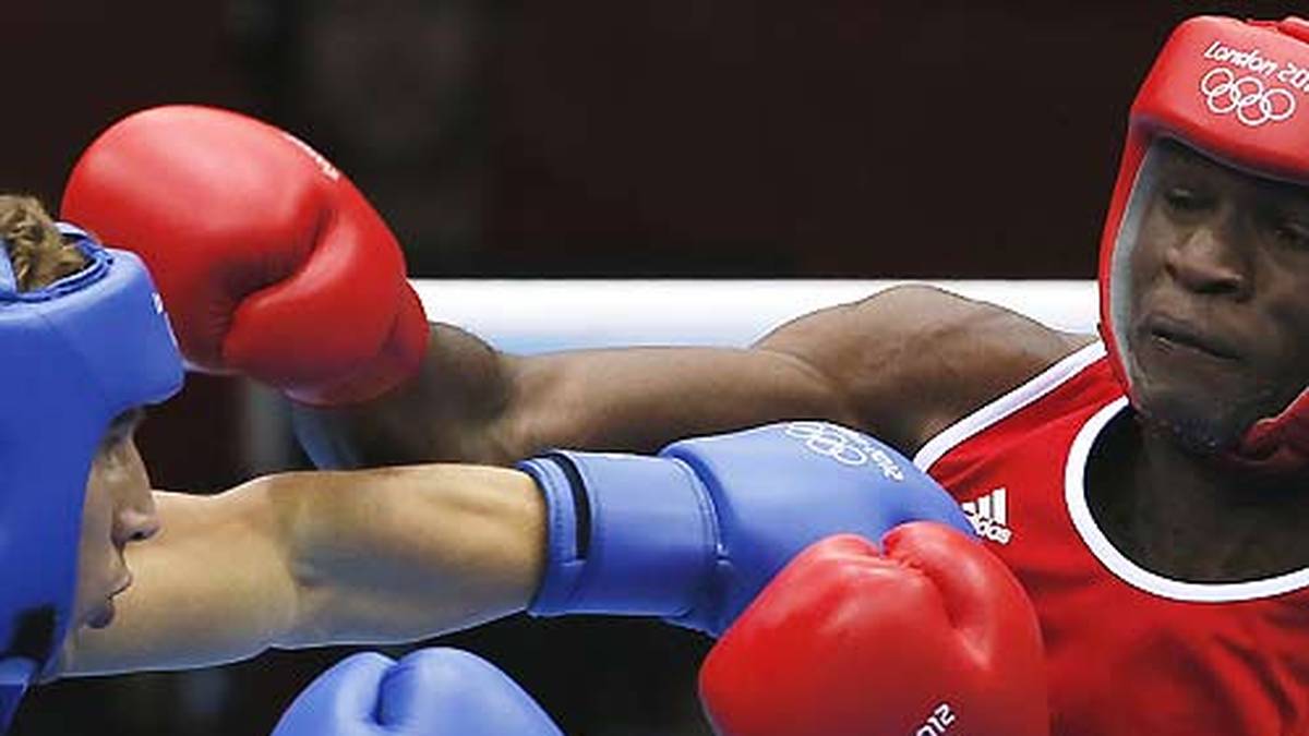 Der deutsche Halbschwergewichtsboxer Enrico Kölling ließ sich vom Namen seines Gegners aus Kamerun (r.) nicht verwirren. Der hieß Christian Donfack Adjoufack. Manch einem kommt bei dem Namen Gerhard Polt in Sinn...