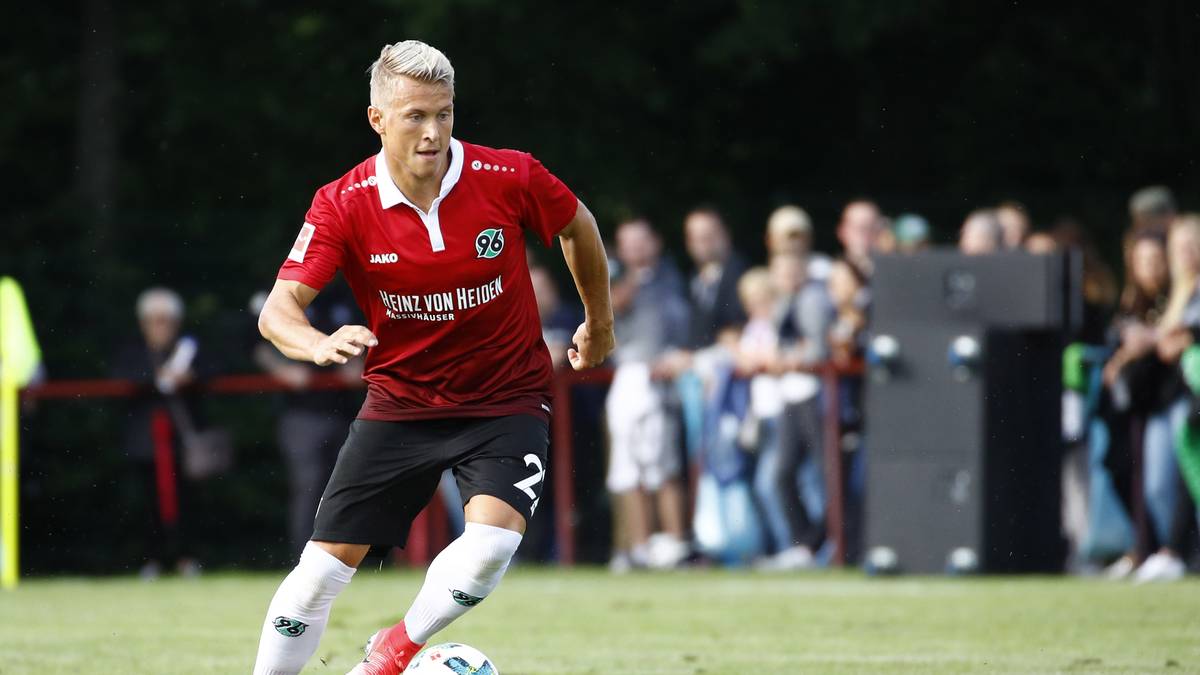 PLATZ 14 - HANNOVER 96: 74,96 (Jako). Hannover 96 erlaubt sich einen kleinen Spaß, senkt aber für das Gründungsjahr auf jeder Trikot-Rechnung auch den Standard-Preis auf 74,96 Euro 