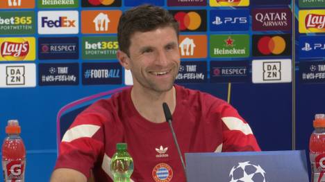 Verlängert Thomas Müller beim FC Bayern oder nicht? Der Ur-Münchner lässt sich nicht in die Karten schauen und verwirrt damit sogar seinen Pressesprecher.
