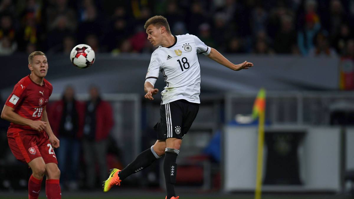 JOSHUA KIMMICH : Der Münchner versuchte viel auf der rechten Seite und zeigte gute Ansätze, allerdings fehlte ihm zunächst etwas Glück beim letzten Pass. Dieses Glück erarbeitete er sich aber und bereitete das 2:0 durch Kroos glänzend vor. In der 83. Minute verpasste er nach einer Höwedes-Flanke mit seinem Kopfball knapp das 4:0. SPORT1-Note: 2,5