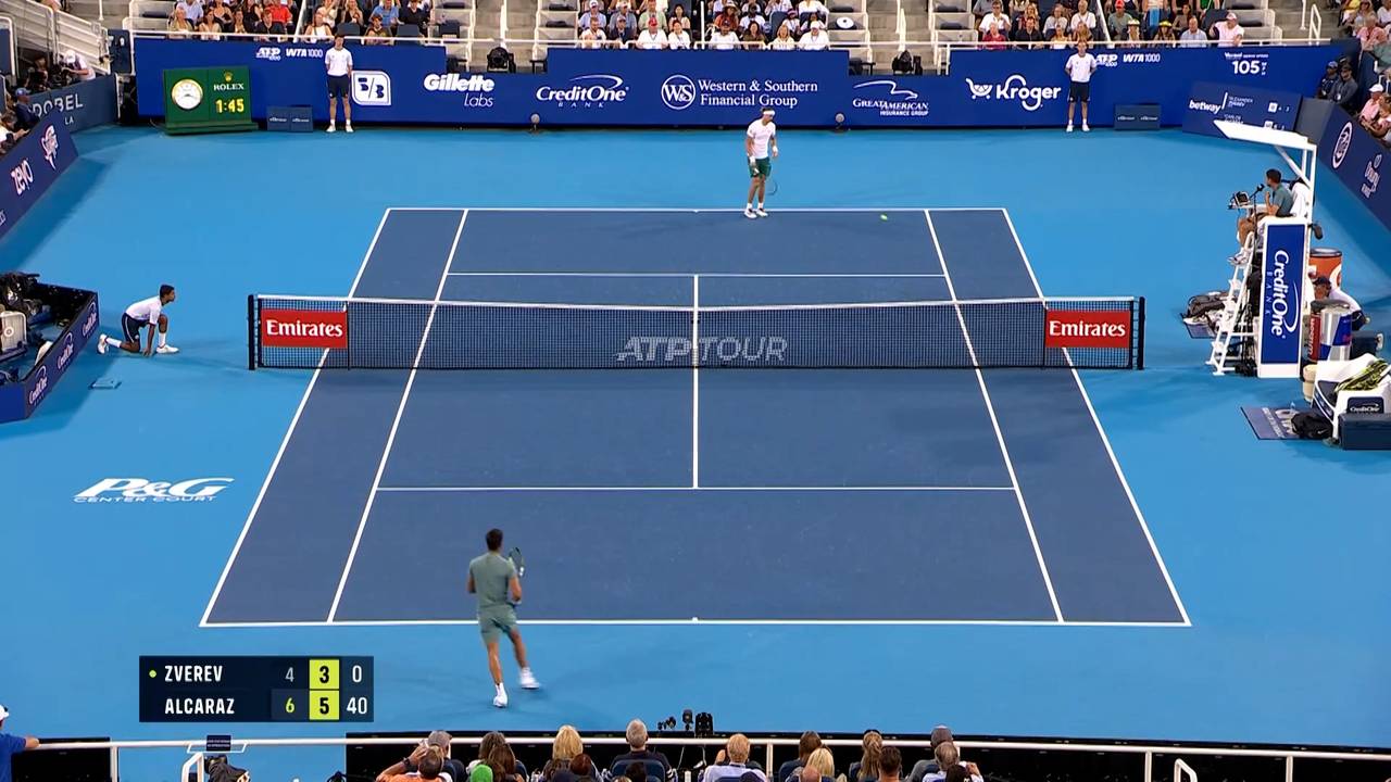 Zverev nach massiven Problemen raus