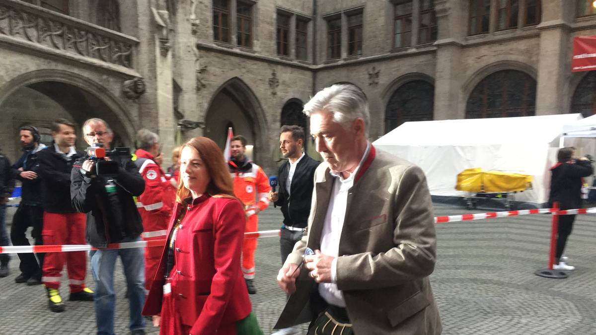 Wie es sich für einen FCB-Trainer gehört, hat Cheftrainer Carlo Ancelotti Lederhose und Janker angezogen und begibt sich auf den Marienplatz 