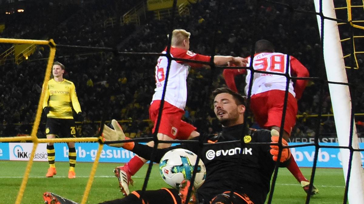 ...dann wehrt er den Kopfball von Kevin Danso nach vorne ab, der Augsburger nimmt den Abpraller auf und kann einschieben. Ob man hier gleich von einem Patzer sprechen kann, bleibt dahingestellt