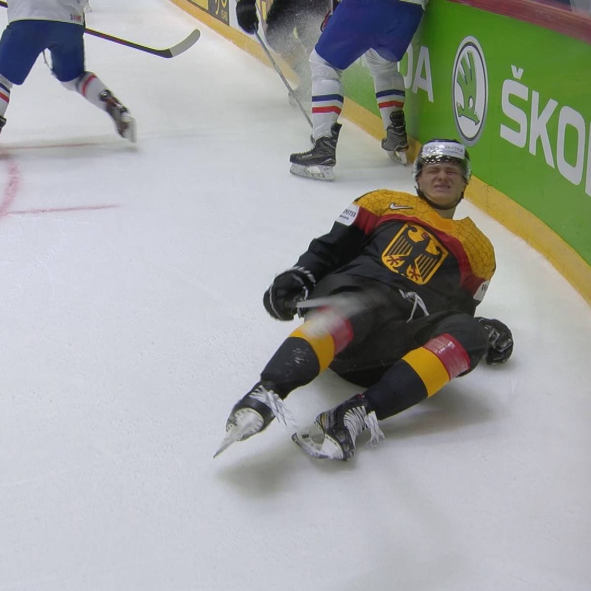 Bitter! Hier muss NHL-Star Stützle verletzt vom Eis