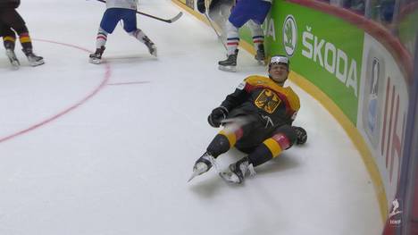 Nach einem Check muss Leistungsträger Tim Stützle das Spielfeld verlassen. Eine genaue Diagnose steht noch aus.