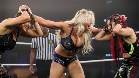 Charlotte Flair (M.) trat gegen Rhea Ripley (l.) und Io Shirai an