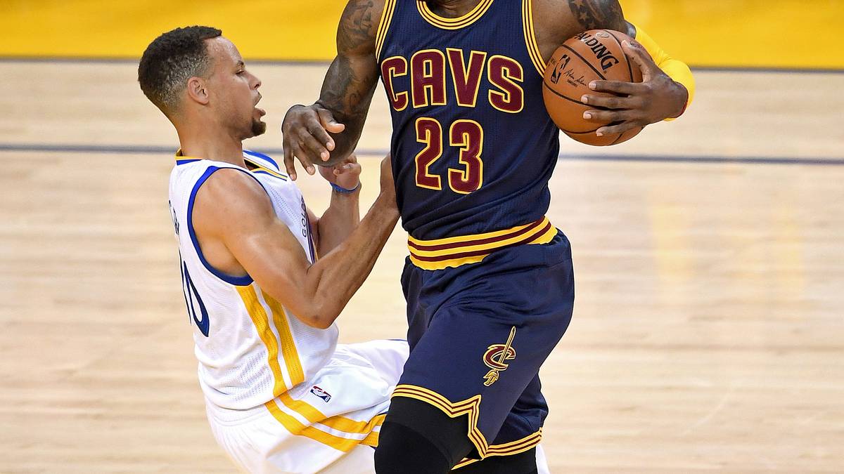 Abgesehen davon zeigt LeBron trotzdem eine gute Allround-Leistung und beendet das Spiel mit neun Assists, acht Rebounds und vier Steals