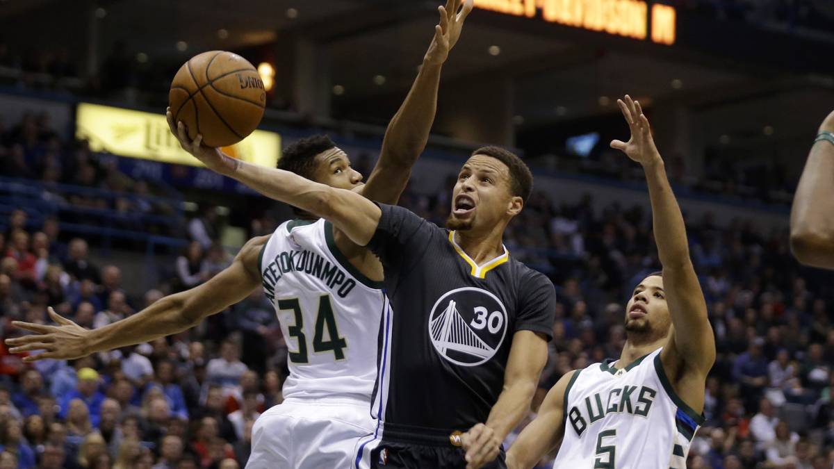 Die 402 Dreier sind übrigens mehr als das gesamte Team der Milwaukee Bucks (306) in der vergangenen Spielzeit verbuchen konnte. Ausgerechnet das Team, das den Golden State Warriors die erste Saisonnniederlage zugefügt hatte