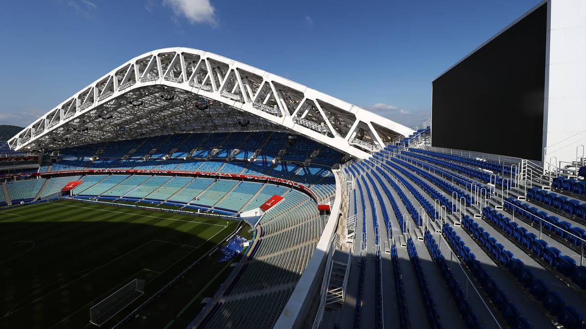 Das Stadion beeindruckt durch einzigartige Architektur der zwei Tribünen