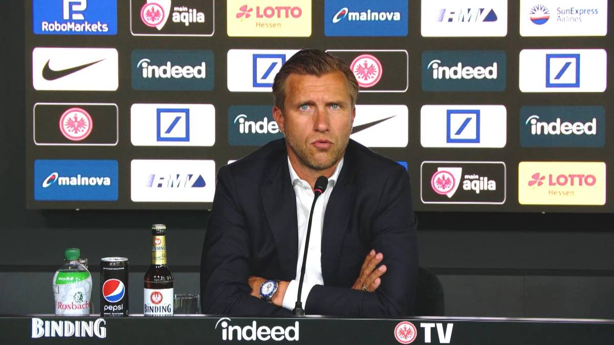 Randal Kolo Muani hat mit seinen Toren für Eintracht Frankfurt das Interesse anderer Klubs geweckt. Trainer Dino Toppmöller und Sportchef Markus Krösche rechnen dennoch mit einem Verbleib des Franzosen.