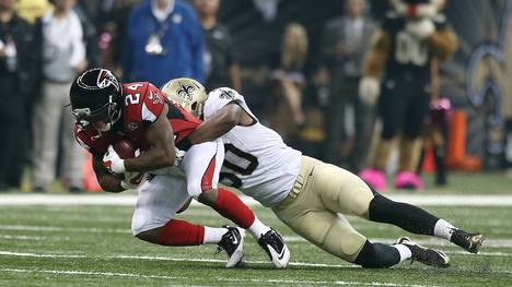 Stephone Anthony (r.) von den New Orleans Saints bringt Devonta Freeman von den Atlanta Falcons zu Fall