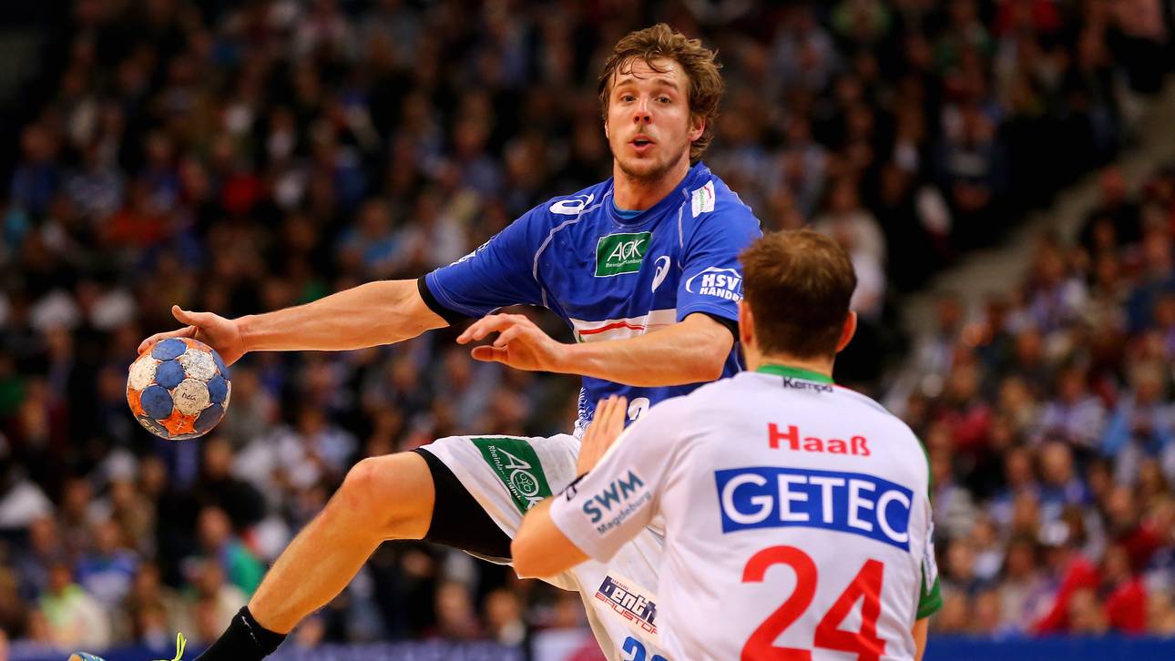 Michael Haaß (v.) vom SC Magdeburg versucht Hamburgs Kentin Mahe zu stellen