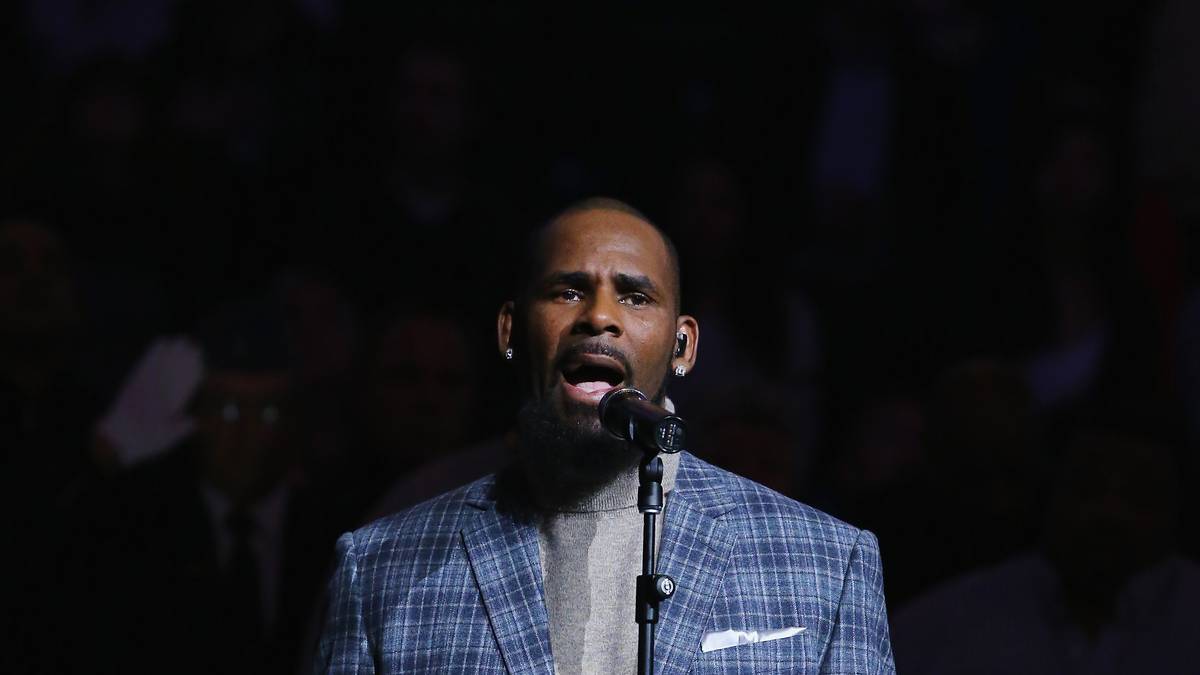 Die Zuschauer in Brooklyn bekommen ein besonderes Highlight geboten. R. Kelly performed vor dem Match gegen die Atlanta Hawks die Nationalhymne