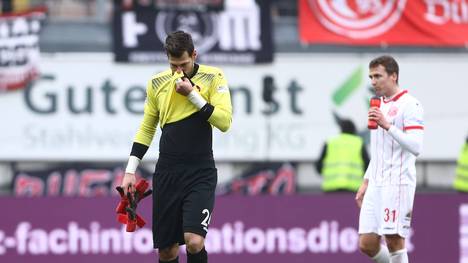 FCK-Torwart Marius Müller (l.) fliegt mit Gelb-Rot vom Platz und verschuldet dabei auch noch einen Elfmeter