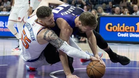 Isaiah Hartenstein (l.) im Duell mit Domantas Sabonis (r.) 